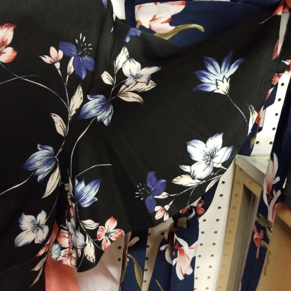! Plus Size Black Floral Crop - Picture 3 of 6